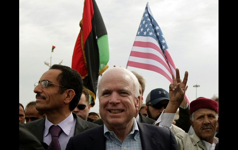 John McCain recorre el cuartel general rebelde de Libia. AFP  /