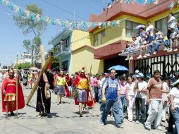 Elementos de Servicios de Salud realizan monitoreo en vía crucis. ARCHIVO  /