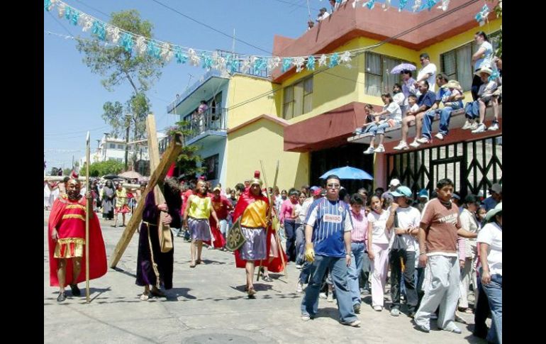 Elementos de Servicios de Salud realizan monitoreo en vía crucis. ARCHIVO  /