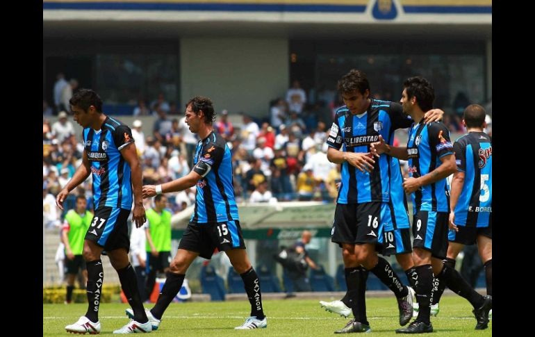 Los jugadores de Gallos Blancos durante el partido ante Pumas. MEXSPORT  /