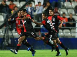 Los jugadores del Atlas festejan tras el gol de Alfredo Moreno, en el partido ante Pachuca. MEXSPORT  /