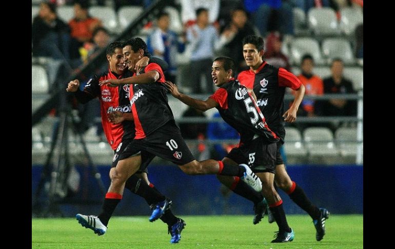 Los jugadores del Atlas festejan tras el gol de Alfredo Moreno, en el partido ante Pachuca. MEXSPORT  /