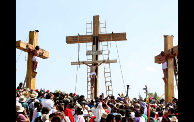 Jesús muere en la cruz en lo alto del Cerro de la Estrella poco antes de las 16:00 horas. NTX  /