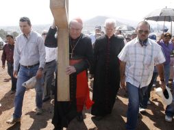 Juan Sandoval carga la cruz subiendo el Cerro del Tesoro en el Viacrucis rumbo al Santuario de los Mártires. M. FREYRIA  /