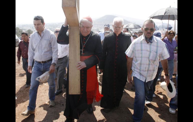 Juan Sandoval carga la cruz subiendo el Cerro del Tesoro en el Viacrucis rumbo al Santuario de los Mártires. M. FREYRIA  /