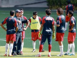 José Luis Real platica con sus jugadores durante un entrenamiento. MEXSPORT  /