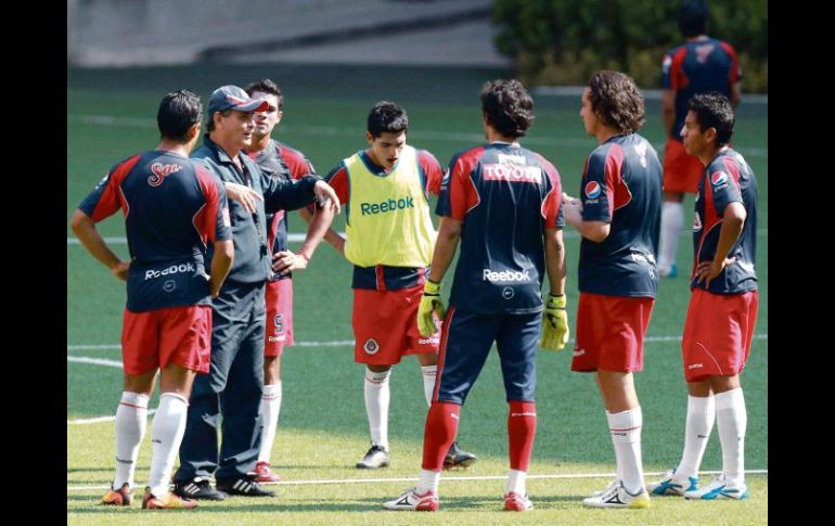 José Luis Real platica con sus jugadores durante un entrenamiento. MEXSPORT  /