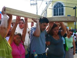 En la VII Estación del Vía Crucis, sobrevivientes de las explosiones cargaron la cruz de madera. A. GARCÍA  /