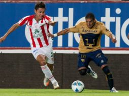 El defensa Arturo Ledesma de Necaxa (i) pelea la pelota con el delantero Martín Bravo de Pumas. EFE  /