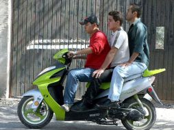 De acuerdo con la CEPAJ, uno de cada tres conductores de moto acostumbra no utilizar casco. ARCHIVO  /