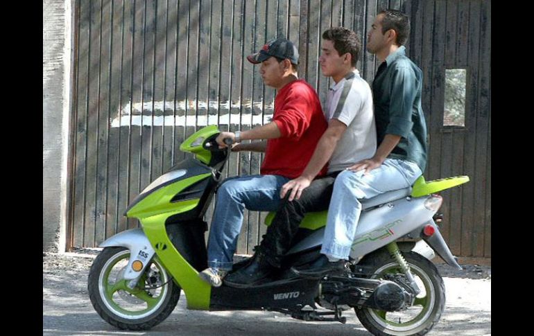 De acuerdo con la CEPAJ, uno de cada tres conductores de moto acostumbra no utilizar casco. ARCHIVO  /