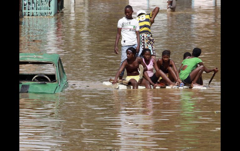 Residentes colombianos navegan por una calle inundada en Cali. REUTERS  /