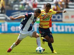 El jugador de Monarcas, Joao Rojas (der.) durante el enfrentamiento ante Pachuca. MEXSPORT  /