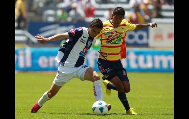 El jugador de Monarcas, Joao Rojas (der.) durante el enfrentamiento ante Pachuca. MEXSPORT  /