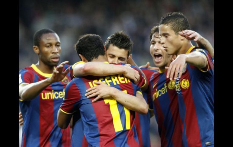 El conjunto blaugrana celebra tras la anotación de David Villa ante el Osasuna. REUTERS  /