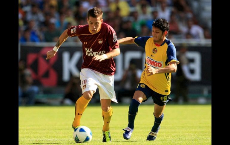 Mauro Cejas (I) de Estudiantes controla el balón ante la presión de su rival del América, Ángel Reyna. MEXSPORT  /