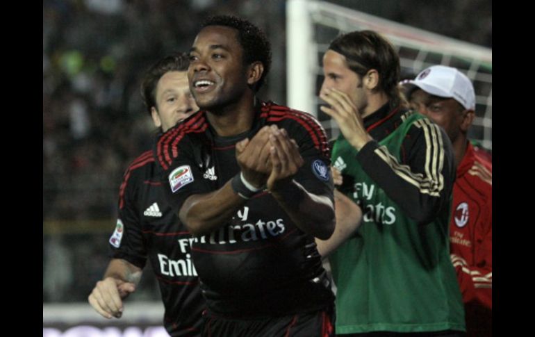 El delantero del Milan, Robinho, festeja tras marcar el gol de la victoria. REUTERS  /