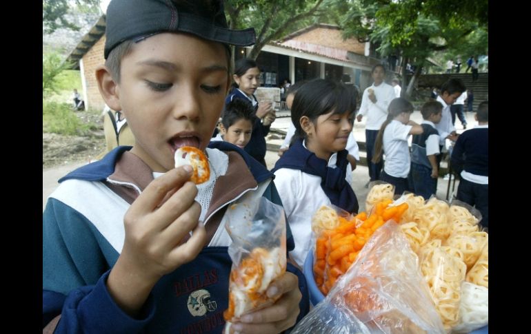 Se recomienda incluir en la dieta diaria alimentos naturales no industrializados y beber de seis a ocho vasos de agua al día. ARCHIVO  /