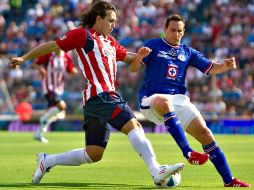 Omar Arellano lucha por mantener el control del balón ante Rogelio Chávez de Cruz Azul. MEXSPORT  /