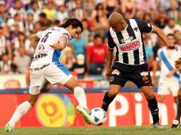 Humberto Suazo (der.) de Monterrey y Álvaro Ortíz de Puebla, durante el partido disputado en el Estadio Tecnológico. MEXSPORT  /