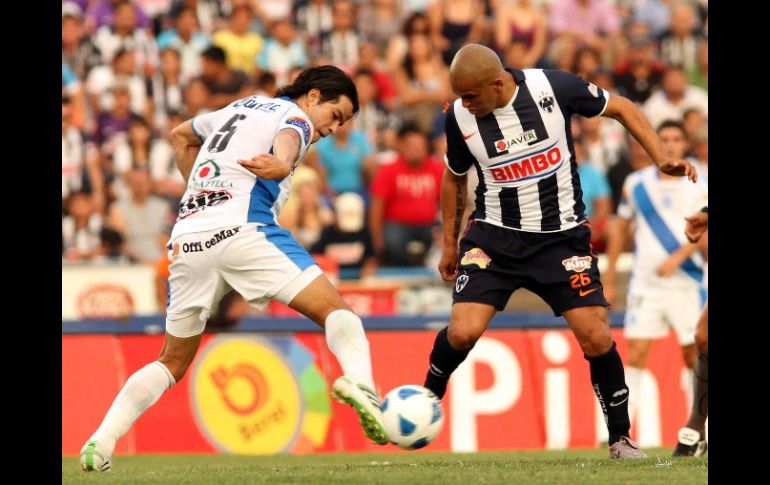 Humberto Suazo (der.) de Monterrey y Álvaro Ortíz de Puebla, durante el partido disputado en el Estadio Tecnológico. MEXSPORT  /