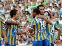 Los jugadores de San Luis celebran tras la anotación de Wilmer Aguirre ante Santos. MEXSPORT  /