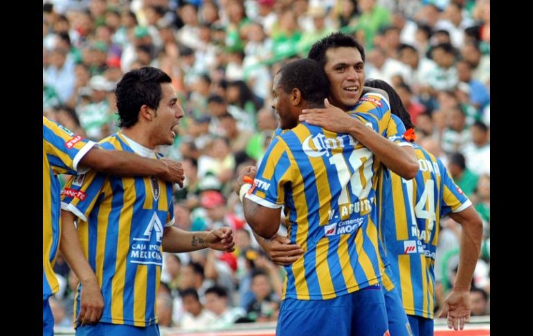 Los jugadores de San Luis celebran tras la anotación de Wilmer Aguirre ante Santos. MEXSPORT  /