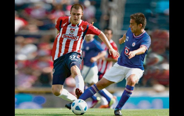 Guadalajara no supo ganarle al Cruz Azul, que empata en la recta final del partido. MEXSPORT  /