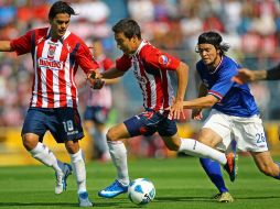 Erick 'Cubo' Torres maneja el balón ante la marca de un jugador del Cruz Azul. MEXSPORT  /