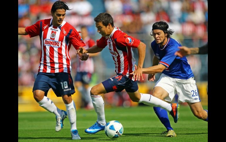 Erick 'Cubo' Torres maneja el balón ante la marca de un jugador del Cruz Azul. MEXSPORT  /