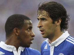 Raúl González durante el partido de Bundesliga alemana disputado frente al FC Kaiserslautern. EFE  /