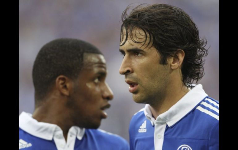 Raúl González durante el partido de Bundesliga alemana disputado frente al FC Kaiserslautern. EFE  /