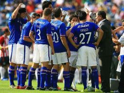 Enrique Meza hablando con sus jugadores en el duelo ante el Guadalajara. MEXSPORT  /