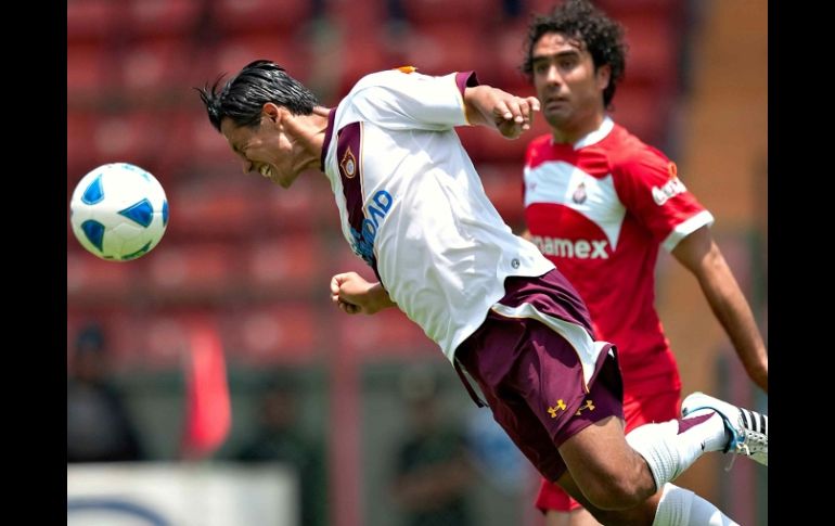 Eduardo Lillingston rematando el balón de cabeza. MEXSPORT  /