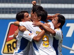 El conjunto de Tigres festejando su primera anotación del encuentro. MEXSPORT  /