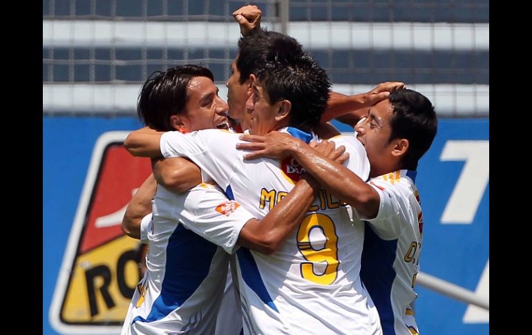 El conjunto de Tigres festejando su primera anotación del encuentro. MEXSPORT  /