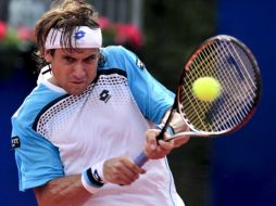 David Ferrer devolviendo una bola a Nadal en el duelo final del torneo. AFP  /