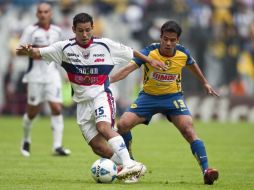 El mediocampista del América, Pavel Pardo, intenta quedarse con el control del balón ante Arturo Muñoz del Atlante. MEXSPORT  /