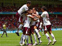 Juan Carlos Leano de Estudiantes celebra con sus compañeros en el partido ante Toluca. MEXSPORT  /