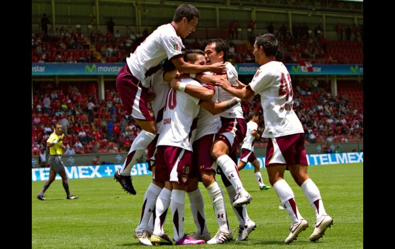 Juan Carlos Leano de Estudiantes celebra con sus compañeros en el partido ante Toluca. MEXSPORT  /