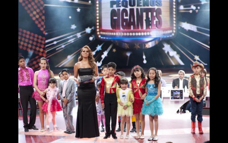 Galilea interactua con los concursantes en cada gala de ''Pequeños gigantes''. EL UNIVERSAL  /