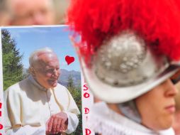 Un miembro de la Guardia Suiza vigila la Plaza de San Pedro, que está llena de mensajes de la beatificación de Karol Wojtyla. REUTERS  /