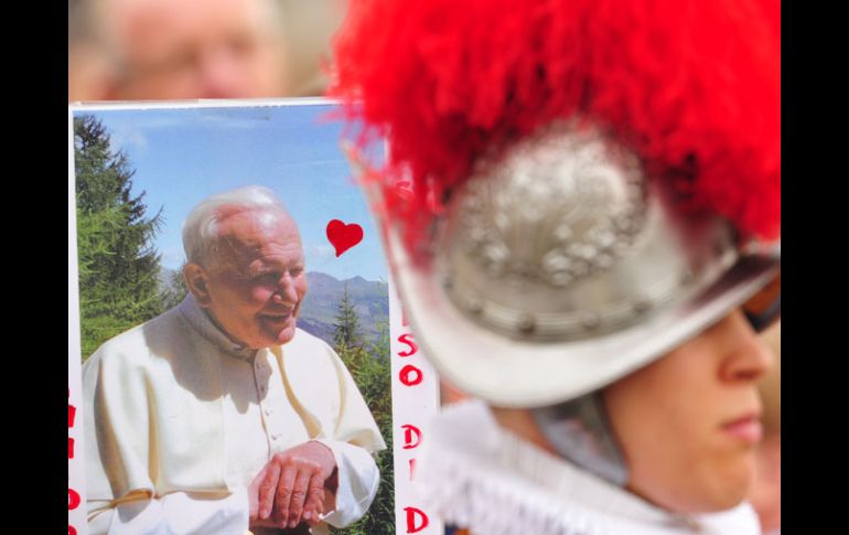 Un miembro de la Guardia Suiza vigila la Plaza de San Pedro, que está llena de mensajes de la beatificación de Karol Wojtyla. REUTERS  /