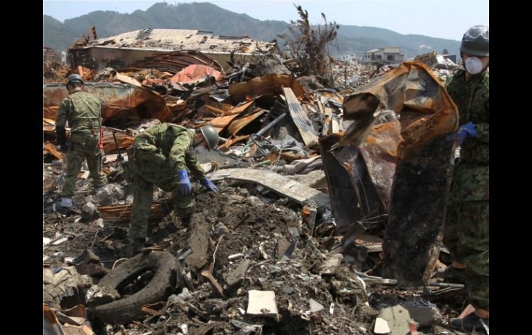 Efectivos de las Fuerzas de Autodefensa japonesas buscan personas desaparecidas en Japón. EFE  /