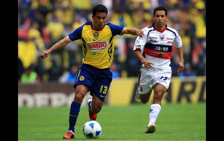 Pavel Pardo manejando el balón en el duelo ante el Atlante. MEXSPORT  /