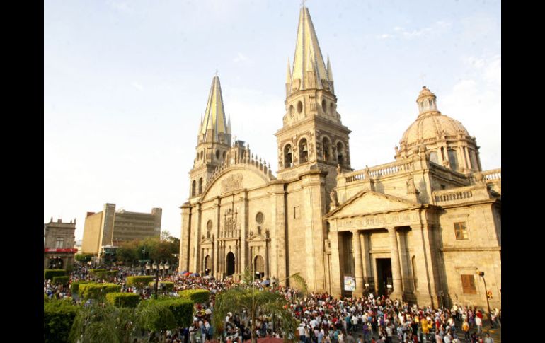 En el centro de la ciudad se reportó una afluencia de 130 mil personas en la denominada “visita de los siete templos”. M. FREYRÍA  /