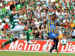 Wilmer Aguirre controlando el esférico en su enfrentamiento ante Santos. MEXSPORT  /