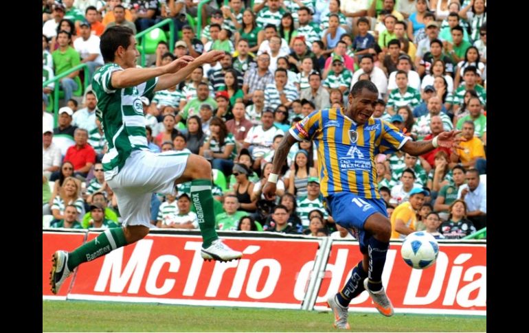 Wilmer Aguirre controlando el esférico en su enfrentamiento ante Santos. MEXSPORT  /