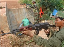 Soldados camboyanos hacen guardia en la frontera con Tailandia en la provincia camboyana de Oddar Meanchay. EFE  /