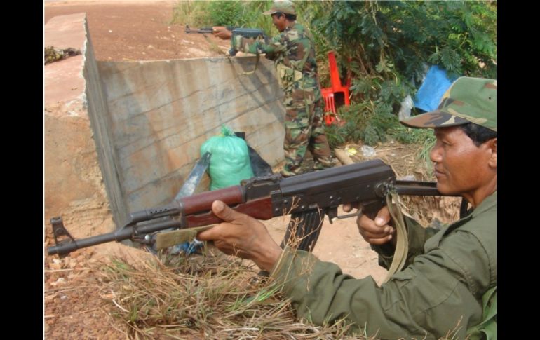 Soldados camboyanos hacen guardia en la frontera con Tailandia en la provincia camboyana de Oddar Meanchay. EFE  /